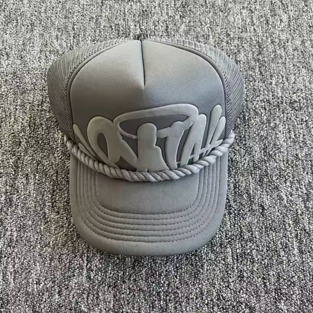 Syna wrld hat